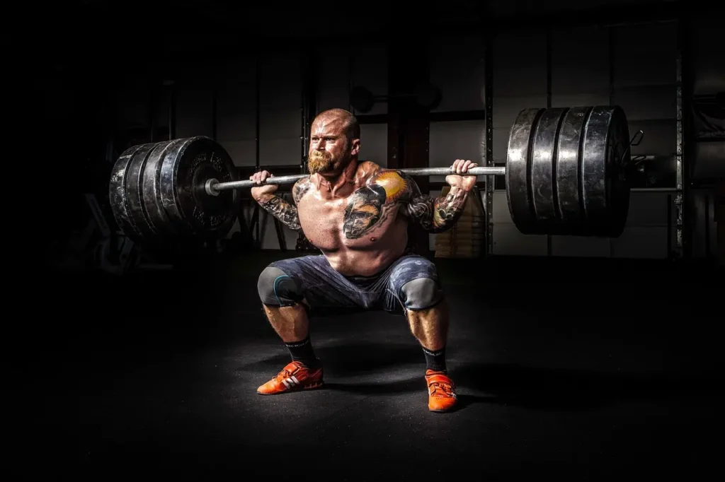 Powerbuilding man voert een zware squat uit in de gym.